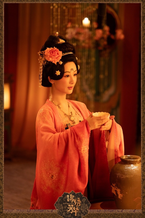 《國色芳華》今年推出了第二季《錦繡芳華》，楊紫飾演的「何惟芳」自開播以來人氣一向很高，她是商賈出身，擁有培育稀世牡丹的高超技能，雖然一路上經歷各種困難，但她堅韌不拔、自強不息，就如同她精心培育的牡丹，在亂世中不屈不撓，最終開創出自己的一片天地，是個人設很好的大女主角色！