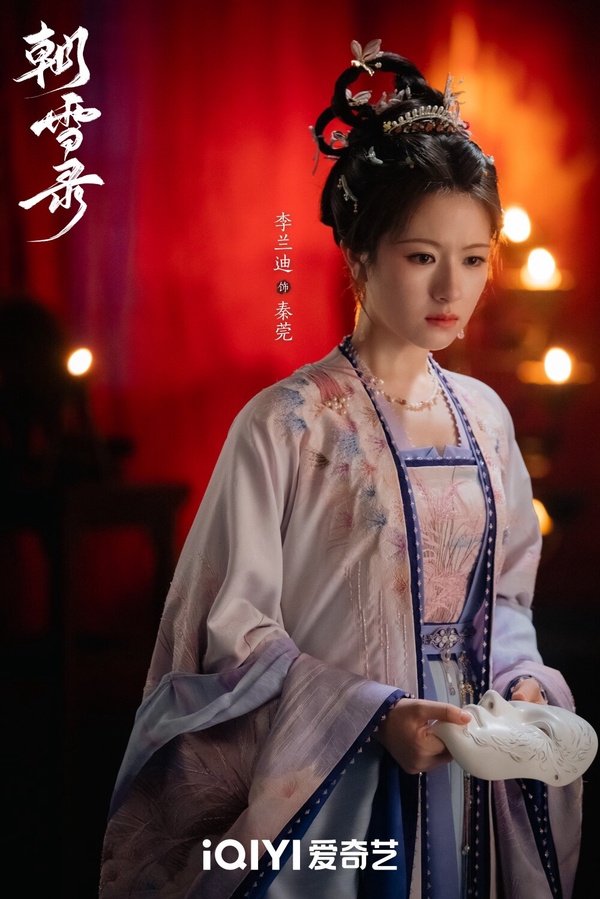 《朝雪錄》也是暑假檔期口碑不錯的古偶劇，李蘭迪在劇中化身古代版「女福爾摩斯」，挑戰與以往形象不同的全新角色！而李蘭迪在95後女星中的演技也是備受肯定，這次飾演的「秦莞」，是個經歷了父親蒙冤、全家滅族後死裡逃生的才女，她的心思聰慧、反應極快，擅長醫術與勘驗術
