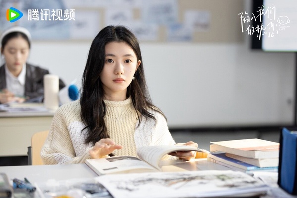 劉浩存的外型很適合演現偶劇，在《陷入我們的熱戀》搭檔王安宇，兩人的顏值都很高，同框非常養眼！劉浩存飾演女主角「徐栀」，人設也蠻好的，外表雖然看起來軟萌，但卻是個敢愛敢恨的酷妹，對待感情認真，有追逐愛情的果敢，卻不是戀愛腦，對朋友也十分講義氣！