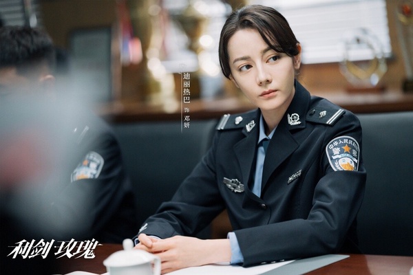 獲得冠軍的則是迪麗熱巴在《利劍玫瑰》飾演的鄧妍，她是一名充滿正義感的打拐警察，經歷了社會疾苦，與先前在《公訴》亮麗的形象不同，鄧妍的眼神中透露出了堅毅與悲傷，她聰慧果敢，又兼具美貌與勇氣，辦案時會全心全意投入，帶領著同事們一同破案