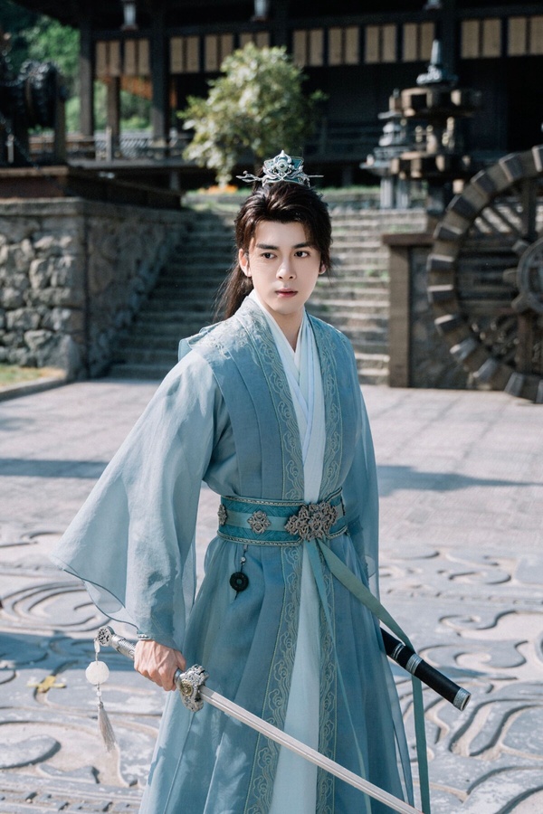 曾舜晞和張新成的狀況有點像，一樣是外型、演技形象很好的好感演員。曾舜晞近年也主演很多熱門小說改編劇，其中《終極筆記》、《倚天屠龍記》是頂級大IP，另外也有《雲秀行》、《七夜雪》、《蓮花樓》、《說英雄誰是英雄》等熱門小說改編陸劇。