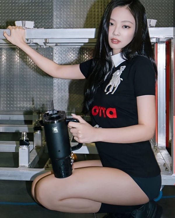 Stanley X Jennie 打造聯名保溫杯！新吊飾是超可愛「卡皮巴拉妮」，台灣販售時間出爐