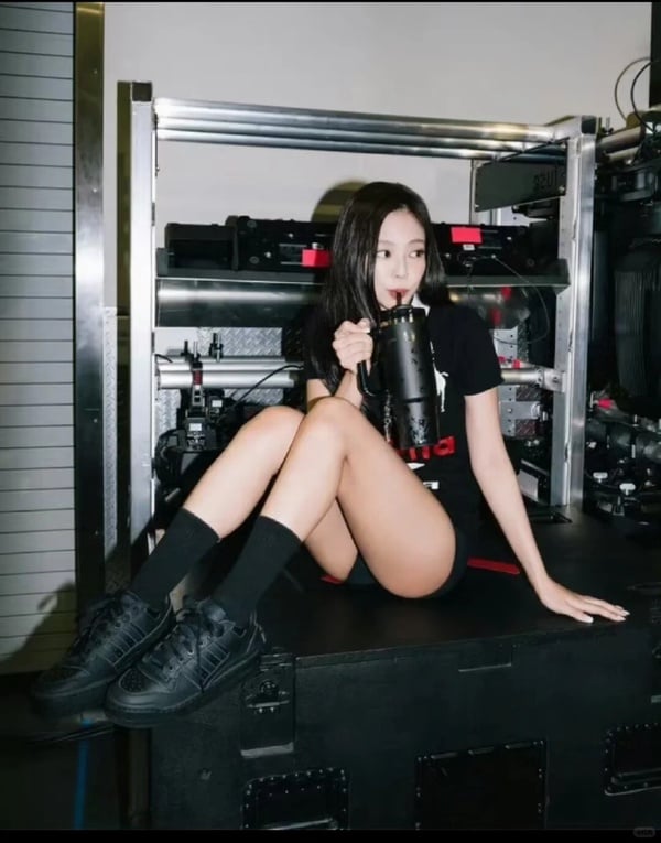 Stanley X Jennie 打造聯名保溫杯！新吊飾是超可愛「卡皮巴拉妮」，台灣販售時間出爐