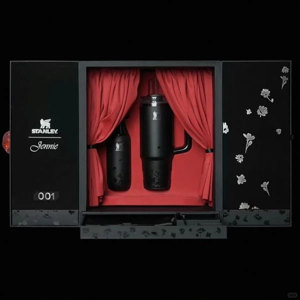 Stanley X Jennie 打造聯名保溫杯！新吊飾是超可愛「卡皮巴拉妮」，台灣販售時間出爐