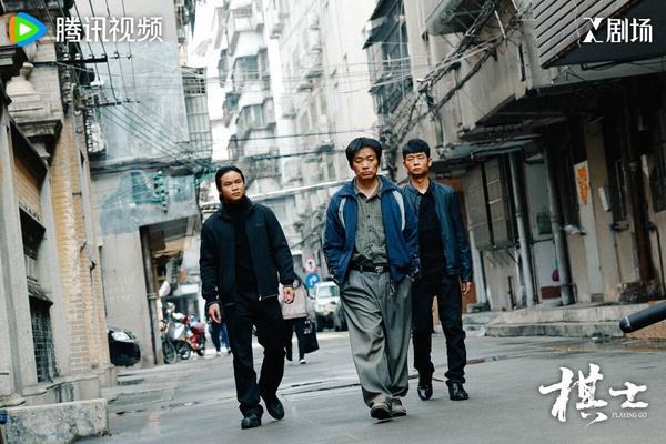 《棋士》劇情挺有趣，這部劇把「圍棋」和「犯罪」結合在一起，平凡的圍棋老師發現，圍棋的思維方式竟然可以用來犯罪，緊接著事件一環扣一環，讓人猜不到發展。《棋士》人物之間的搏弈、人性的刻劃都有看點，會讓人越追越入迷！