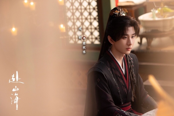 網友們《赴山海》最期待的演員，當然還是飾演男主角的成毅啦！《赴山海》是大男主劇，成毅又是一人分飾三角，對成毅來說，真的是不簡單的挑戰！不過《赴山海》開播後，不少觀眾都認為成毅演得很好，三個角色各有不同魅力，換了角色就像換了人一樣，演技備受好評，再加上成毅的武打戲也很精彩，追起來帶感又過癮！