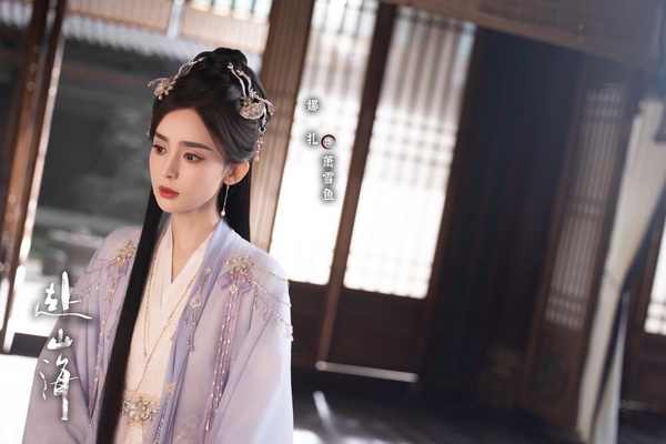 許久沒推新作的古力娜扎，這次也出演了《赴山海》，古力娜扎的古裝顏值一向很高，這次在《赴山海》感覺又美出新高度，絕美的俠女造型很適合她呢！古力娜扎飾演「蕭雪魚」，是蕭秋水的姐姐，性格清冷果敢，背負著重要使命，與弟弟一同闖蕩江湖、並肩作戰。
