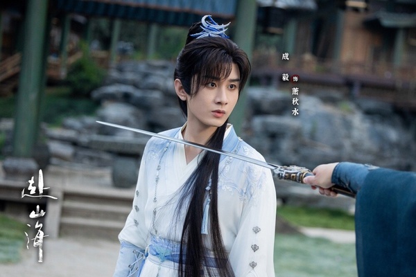 網友們《赴山海》最期待的演員，當然還是飾演男主角的成毅啦！《赴山海》是大男主劇，成毅又是一人分飾三角，對成毅來說，真的是不簡單的挑戰！不過《赴山海》開播後，不少觀眾都認為成毅演得很好，三個角色各有不同魅力，換了角色就像換了人一樣，演技備受好評，再加上成毅的武打戲也很精彩，追起來帶感又過癮！