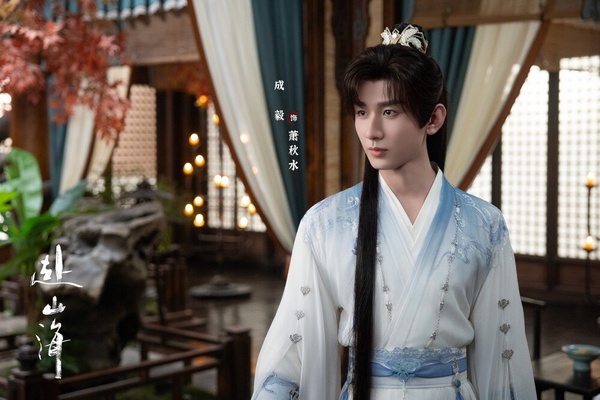 成毅飾演的「肖明明」是熱愛武俠小說的現代社畜青年，偶然穿書成為《神州奇俠》的男主角「蕭秋水」，蕭秋水是浣花劍派掌門蕭西樓三子，一開始武力值不高，但靠著後天努力一步步成為堅守大義的大俠。李沉舟則是天下第一大幫「權力幫」的幫主，武力超群，身分尊貴卻背負家族使命與權力鬥爭，與蕭秋水亦敵亦友。