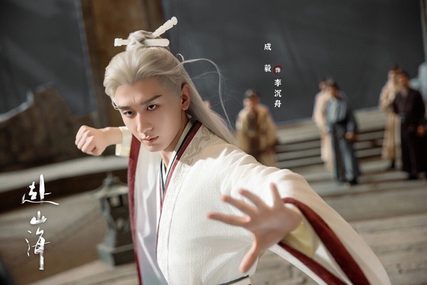 成毅飾演的「肖明明」是熱愛武俠小說的現代社畜青年，偶然穿書成為《神州奇俠》的男主角「蕭秋水」，蕭秋水是浣花劍派掌門蕭西樓三子，一開始武力值不高，但靠著後天努力一步步成為堅守大義的大俠。李沉舟則是天下第一大幫「權力幫」的幫主，武力超群，身分尊貴卻背負家族使命與權力鬥爭，與蕭秋水亦敵亦友。