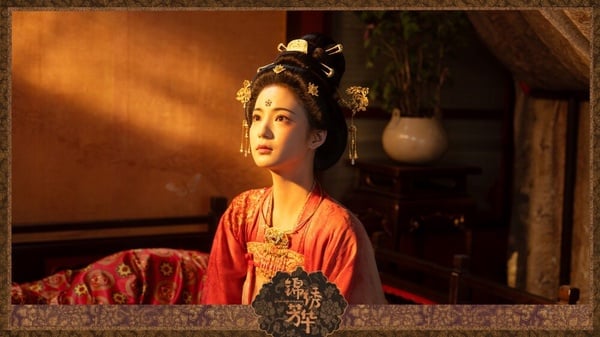 張雅欽在《錦繡芳華》飾演女二「李幼貞」，雖然角色人設不討喜，喜歡找何惟芳麻煩，但不得不說張雅欽的唐裝造型是真的好看，她的五官偏柔和，不是屬於那種美艷型的，但卻是很耐看，因此適合駕馭唐朝的華麗髮髻及鮮艷服裝，甚至還能穿出了自己的韻味！