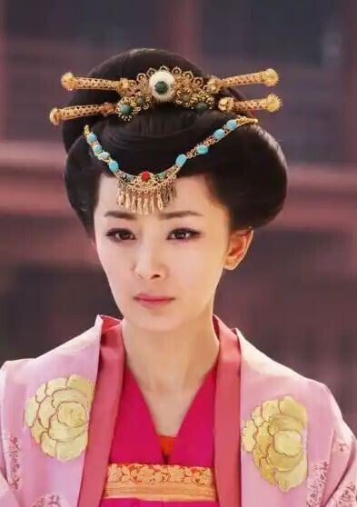 楊冪雖然近年沒演唐朝古裝劇，不過她早期參演《唐宮美人天下》，絕美的唐裝扮相依舊讓人印象深刻！《唐宮美人天下》是于正製作的古裝劇，其實整體的服化不算強，甚至還有些造型讓人看不懂，所以楊冪真的全靠顏值在撐，在劇中也完美消化了許多浮誇造型！