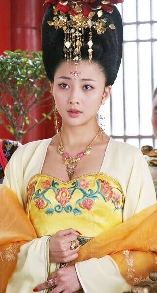 大家對殷桃可能不太熟，她近年比較少出演古裝劇，不過她也是許多觀眾們難忘的古裝女神呢！殷桃的五官明豔大氣，所以也蠻適合唐朝古裝，她演過《楊貴妃秘史》的楊貴妃，被不少人譽為是最美的版本