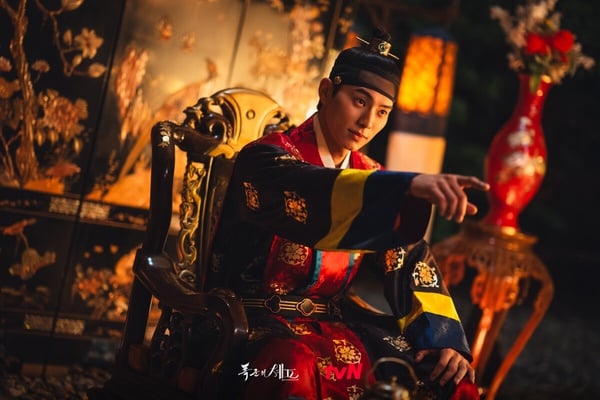 韓劇《暴君的廚師》中，李彩玟霸氣寵溺的態度，展現相差10歲姐弟戀的超強CP火花