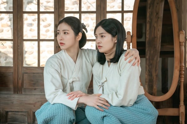 韓劇《正年》劇照，辛叡恩身穿戲服，演繹女性國劇團員追求夢想的成長歷程