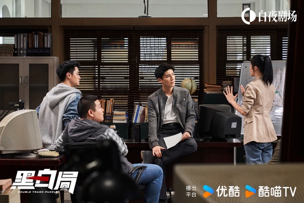 陸劇《黑白局》劇照，楊旭文飾演鐵路警察展鵬，表情嚴肅，展現角色正氣