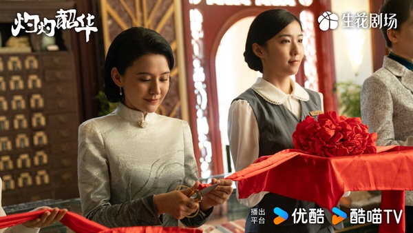 《灼灼韶華》女主角熱依扎的個人劇照，展現角色從逆境中成長為成功女商人的氣場