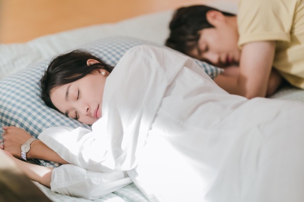 失眠救星！7個「提高睡眠品質」方法：睡前不要滑手機、減少咖啡攝取，「這點」超有感