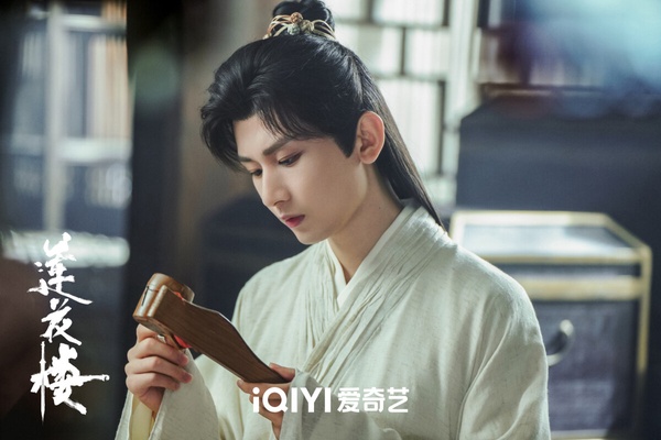 成毅在《蓮花樓》扮演的李蓮花是近年很經典的武俠劇男主角。一般的武俠劇男主，多半都是從小廢柴升級打怪，但《蓮花樓》不同。李相夷一開始就站在最高處，他20歲就問鼎武林盟主，為武林正道第一人。然而李相夷名滿江湖但四處結仇，因此後來他重傷落海，才決定告別過去，用「李蓮花」的名字活著。