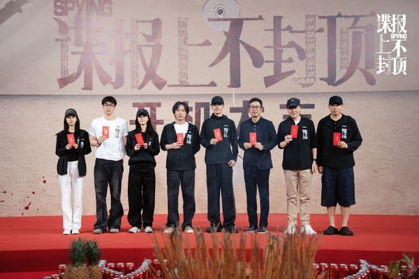 《諜報上不封頂》劇情看點＆角色介紹：肖戰首部民國諜戰劇，超A臥底造型讓人一眼淪陷