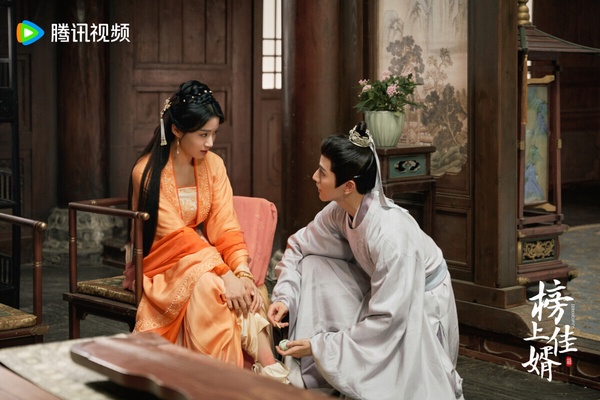 《榜上佳婿》是一部古裝甜寵劇，腹黑狀元vs.失憶千金的設定，劇情節奏挺快，設定也有看點，第一集男女主角就因為誤會成婚、決裂，前期男主對女主有多壞，後面追妻火葬場就有多慘烈～主角人設都不錯，只是可惜王子奇的顏值狀態被認為沒有《御賜小仵作》時好，盧昱曉也沒有在《雲之羽》美，這就讓觀眾很難嗑CP。