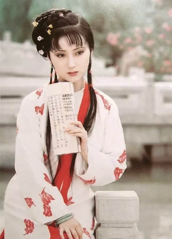 任嬌是楊旭文女友，因外型亮眼而被稱為「小angelababy」，沒想到在2017年被發現墜樓身亡，雖然事後警方認定是酒後失足墜樓，排除他殺嫌疑，但大眾對這結果並不買單