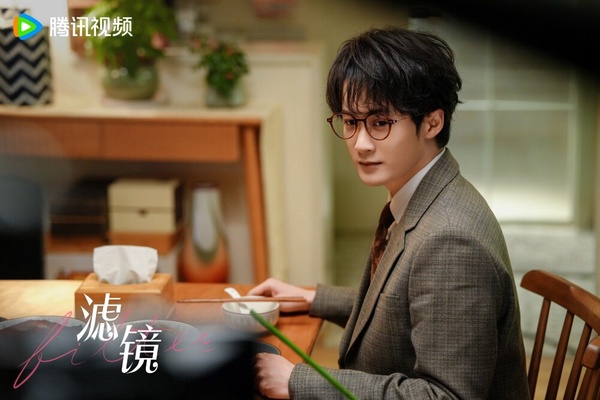 檀健次主演的甜寵劇《濾鏡》，雖然與白敬亭《難哄》、張凌赫《愛你》同時間對打，熱度是三部中最低的，不過口碑反而是最好的，除了劇情搞笑有趣外，檀健次也意外適合演喜劇，飾演的唐奇是個高智商博士，起初被女主角的善良勇敢吸引，後來又對變身為不同人的女主角產生好感，便認為自己是渣男，但沒想到兩人竟是同一人！這次的角色其實並不好演，甚至還要跟羊駝、銅人對戲，不過檀健次詮釋得很自然到位，真的把唐奇一角給演活了！
