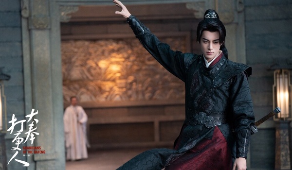 王鶴棣年初也久違回歸古裝劇《大奉打更人》，在劇中飾演許七安，個性機靈不怕生、擁有超級好運，與霸氣的東方青蒼完全不一樣，人設反差很大，讓粉絲相當驚喜！除了《大奉打更人》外，王鶴棣又接下了另一部大男主劇《鹹魚飛升》，一樣是大IP改編，網上熱度也很高，同樣有望再度吸粉！