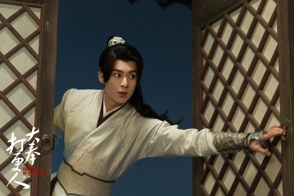 王鶴棣年初也久違回歸古裝劇《大奉打更人》，在劇中飾演許七安，個性機靈不怕生、擁有超級好運，與霸氣的東方青蒼完全不一樣，人設反差很大，讓粉絲相當驚喜！除了《大奉打更人》外，王鶴棣又接下了另一部大男主劇《鹹魚飛升》，一樣是大IP改編，網上熱度也很高，同樣有望再度吸粉！