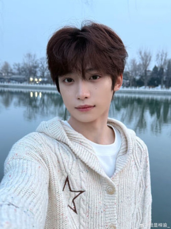 《逆愛》捧紅的另一位則是梓渝，他是00後男星，參加過不少選秀節目，像是《少年之名》及《青春有你》，之後以男團「光合少年」的身份出道，近年參與多部網劇演出，他在《逆愛》飾演「吳所畏」，人設很有趣，他原先有女友，不過女友卻喜歡上了另一位男生，因此他決定展開報復計劃，將女友喜歡的男生給搶過來，沒想到在過程中反而愛上了對方。