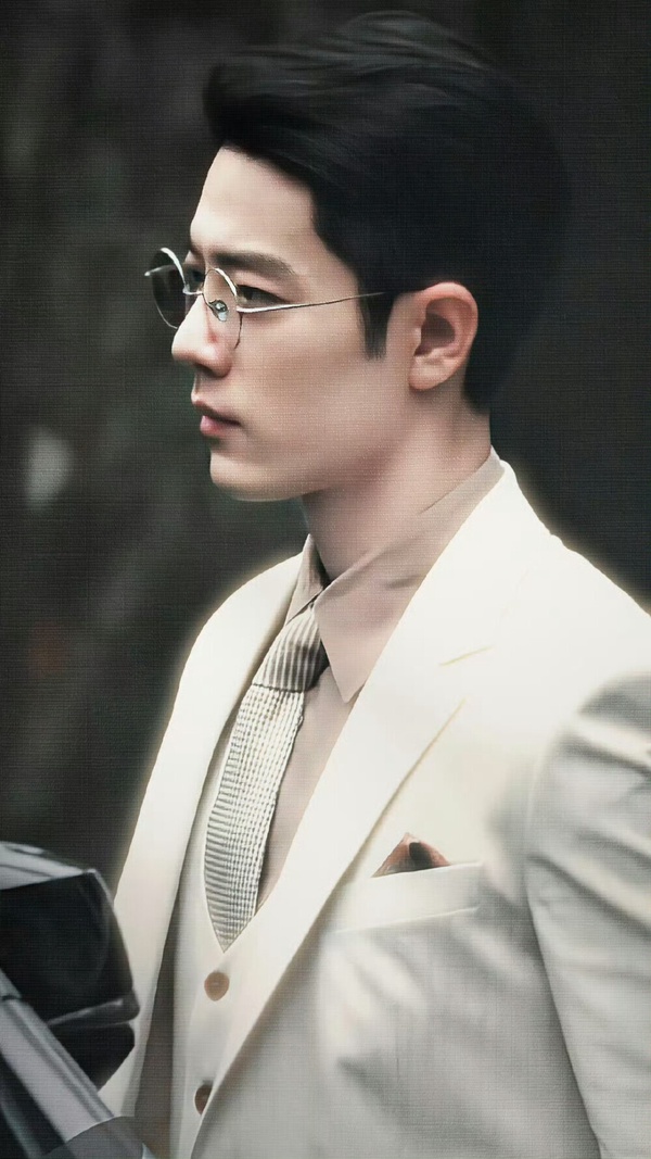 肖戰近年一直在努力嘗試新的題材，今年肖戰主演的大男主權謀劇《藏海傳》開出好成績，口碑與熱度雙豐收，而接下來肖戰待播新劇《諜報上不封頂》也一樣是黃金製作班底！這是諜戰題材，由金牌製作公司正午陽光製作，導演是指導過《清平樂》的張開宙。這位導演鏡頭美感很好！感覺能拍出肖戰不同的魅力。