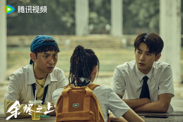 《餘燼之上》是2025衝出好口碑的懸疑劇，劇情以一起縱火案為中心展開。王子奇和孫陽飾演一黑一白的親兄弟，劇情緊湊，故事環環相扣，懸疑的氛圍塑造得很到位，畫面色調、美術品質都在水準線上，豆瓣評分高達7.2呢！