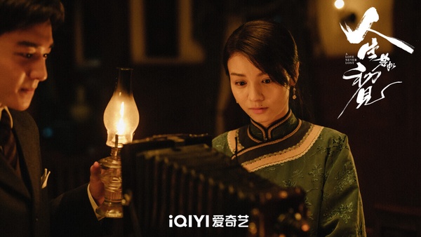 李現主演的《人生若如初見》命運多舛，原本是2021年的重點大劇之一，然而因為題材敏感，被積壓多年才播出。《人生若如初見》口碑不錯，攝影、打光、製作很有質感，劇情也很有餘韻，豆瓣評分高達7.3。