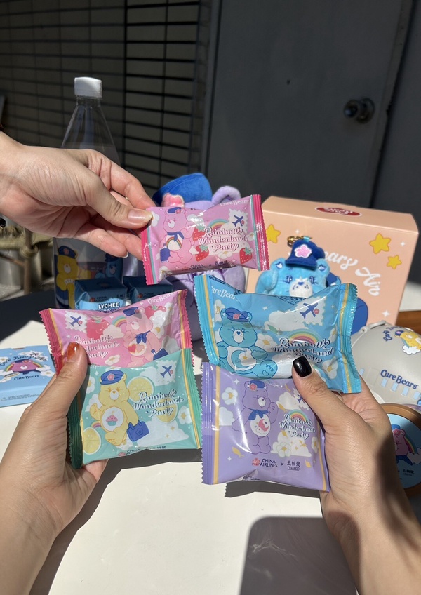 Care Bears粉收！華航X五桐號聯名Care Bears登場，必收空服員熊，還有聯名甜點＆飲品