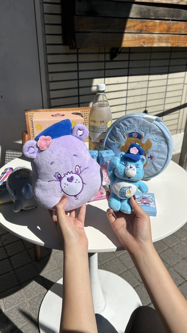 Care Bears粉收！華航X五桐號聯名Care Bears登場，必收空服員熊，還有聯名甜點＆飲品