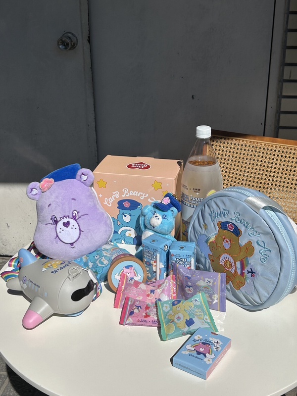 Care Bears粉收！華航X五桐號聯名Care Bears登場，必收空服員熊，還有聯名甜點＆飲品
