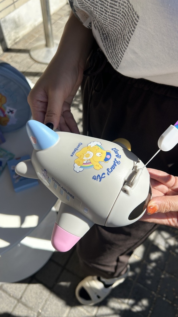 Care Bears粉收！華航X五桐號聯名Care Bears登場，必收空服員熊，還有聯名甜點＆飲品