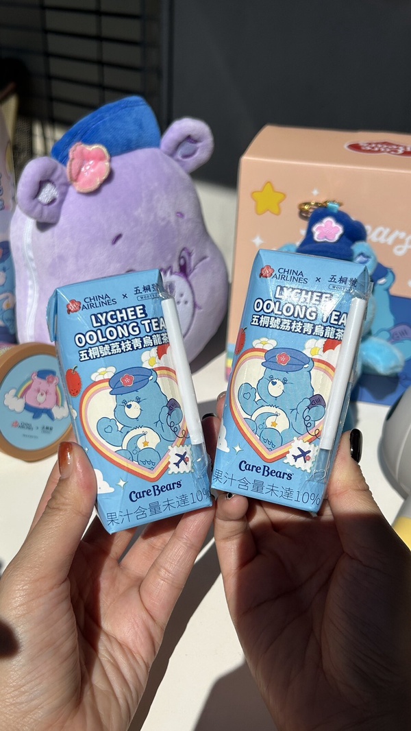 Care Bears粉收！華航X五桐號聯名Care Bears登場，必收空服員熊，還有聯名甜點＆飲品