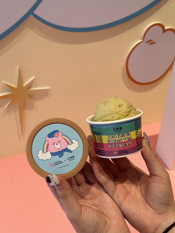 Care Bears粉收！華航X五桐號聯名Care Bears登場，必收空服員熊，還有聯名甜點＆飲品