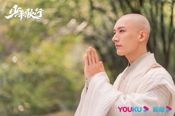 《少年歌行》劉學義是特別出演，這部劇原先期待度不高，沒想到劇情意外吸引人，豆瓣開出8.4的高分，是近年的高分武俠劇！《少年歌行》改編自同名小說，講述初出茅廬的少年俠客雷無桀，慕名前往江湖第一大城雪月城的途中誤入雪落山莊，陰差陽錯地捲入一場江湖事件的故事。