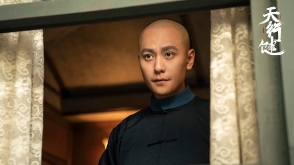 《天行健》另一位男主秦俊傑當然也在榜！大家對秦俊傑的印象可能都停留在「楊紫前男友」這個標籤，在2018年的《泡沫之夏》後，秦俊傑雖然一直默默拍戲，但主演的劇熱度都很低迷，沒有太大水花，不過秦俊傑一直低調踏實拍戲，他以往的演技口碑就一直很不錯，《天行健》又更讓觀眾驚豔！
