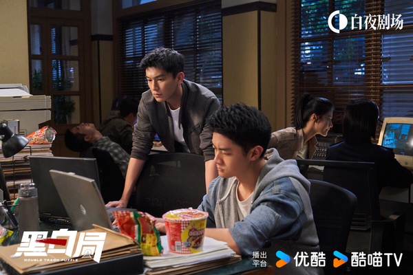 《黑白局》是最近默默上檔的刑偵犯罪劇，找來《唐朝詭事錄》楊旭文主演。《黑白局》講的是鐵路員警的故事，劇情節奏挺快，事件一個接一個，打戲俐落乾脆，不拖沓。不過也有觀眾認為劇情bug很多，邏輯不能深思。