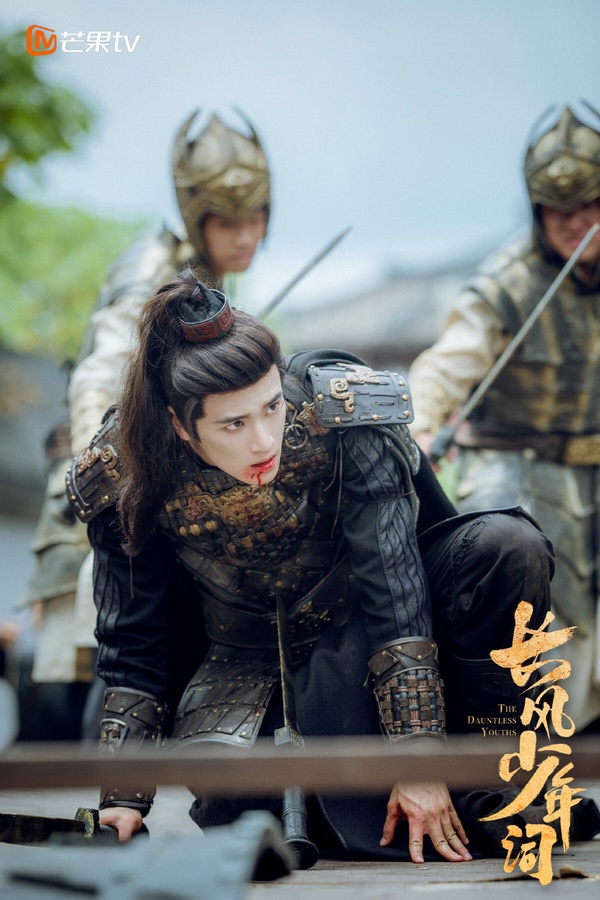《長風少年詞》是類似《大宋少年志》、《少年歌行》那樣的古裝群像劇，主演群大家都不認識，熱度相當低迷，但口碑意外還可以。《長風少年詞》是小成本劇，服化道不太精緻，但劇本節奏緊湊，群像刻劃立體，是今年少見的古裝群像題材，不是工業糖精古偶劇。想換個口味的觀眾可以嘗試。