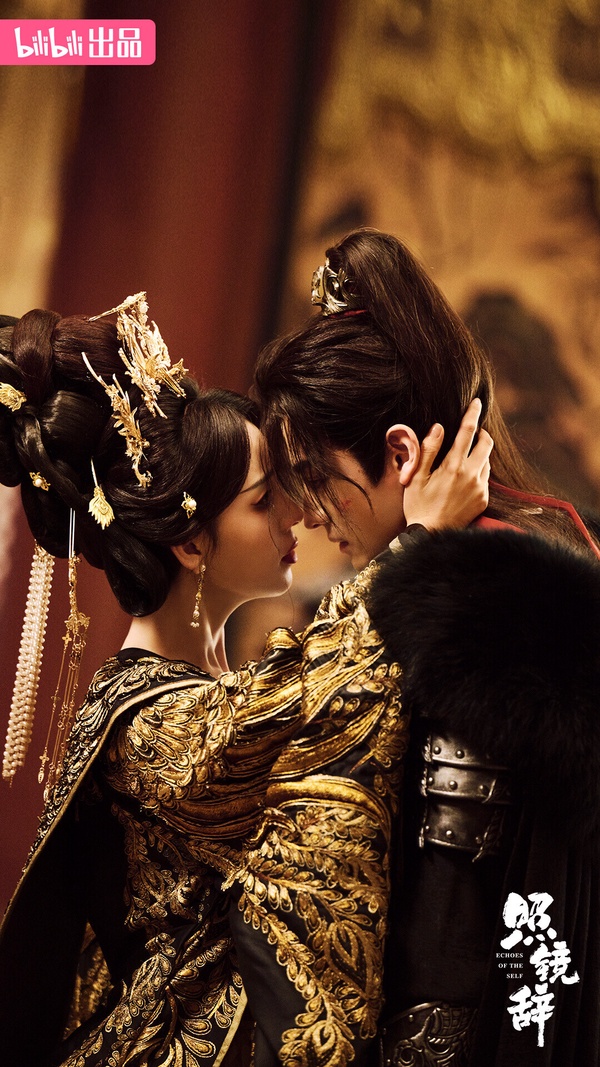 《照鏡辭》是一部重生復仇短劇，近年有不少長劇演員跑去演短劇，而《照鏡辭》是其中很受矚目的一部。找來古裝女神陳瑤，男主角全伊倫大家可能不太認識，去年他在《九重紫》飾演男N號鄔善，因為絕美的古裝扮相出圈，這對CP顏值很高，劇情也很有趣！是野心勃勃的妖后vs.癡心王爺的設定。