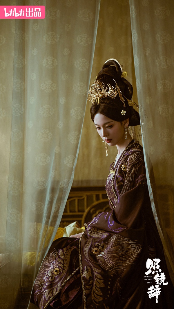 《照鏡辭》是一部重生復仇短劇，近年有不少長劇演員跑去演短劇，而《照鏡辭》是其中很受矚目的一部。找來古裝女神陳瑤，男主角全伊倫大家可能不太認識，去年他在《九重紫》飾演男N號鄔善，因為絕美的古裝扮相出圈，這對CP顏值很高，劇情也很有趣！是野心勃勃的妖后vs.癡心王爺的設定。
