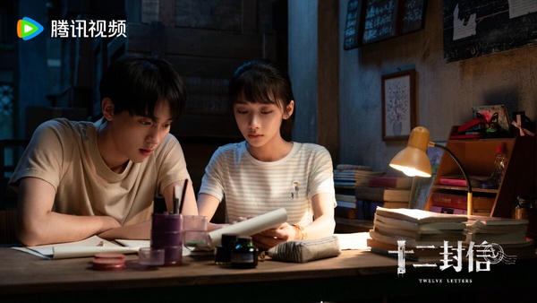 《十二封信》是最近默默被大推的陸劇，豆瓣開分高達7.7，不少觀眾都是因為追《獻魚》喜歡王影璐才開追的。《十二封信》是一部跨時空的純愛懸疑劇，以12封跨越35年的信件，把1991和2026兩個時空緊密連接。《十二封信》熱度很低迷，但結局把好多網友都看哭，餘韻很深。