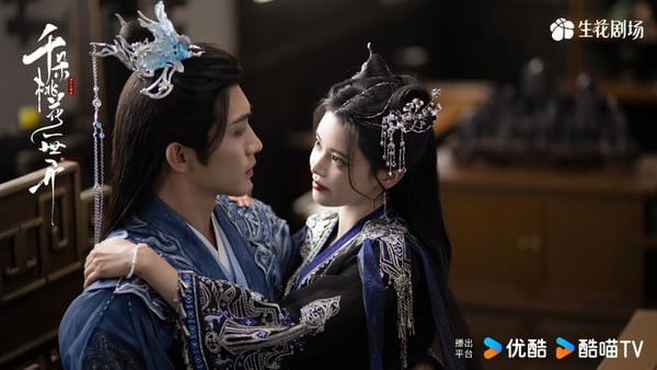 張彬彬《千朵桃花一世開》是2025錯過可惜的冷門陸劇！本來大家都以為又是俗套的N生N世仙俠虐戀，沒想到《千朵桃花一世開》劇情挺新鮮。號稱仙俠版《想見你》，男主為了拯救女主，一次次回到過去，宿命感滿滿。