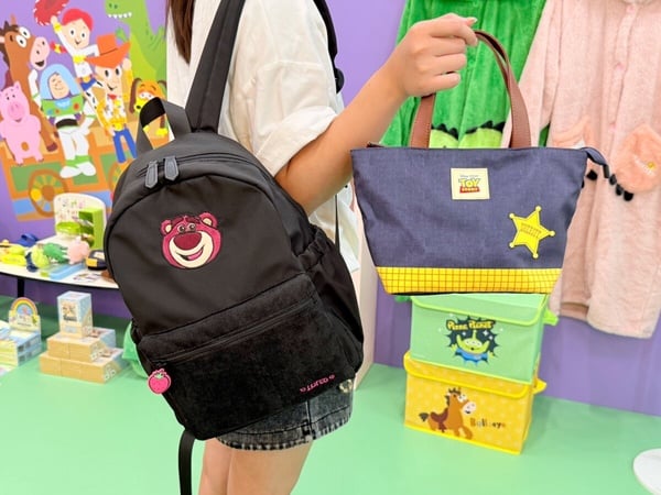 康是美玩具總動員加價購「熊抱哥款 後背包」，加購價：699元/個