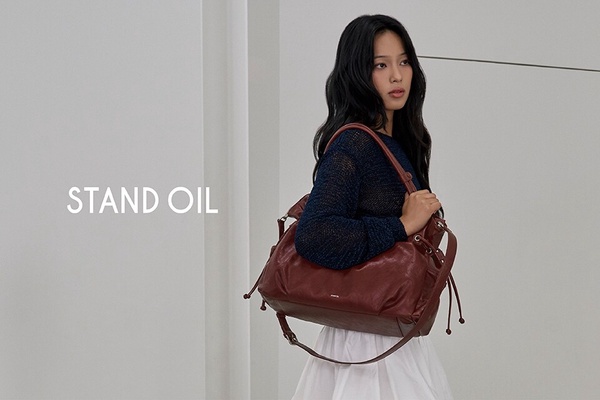現代百貨快閃店中展示的多款Stand Oil經典包款，包含郵差包與托特包