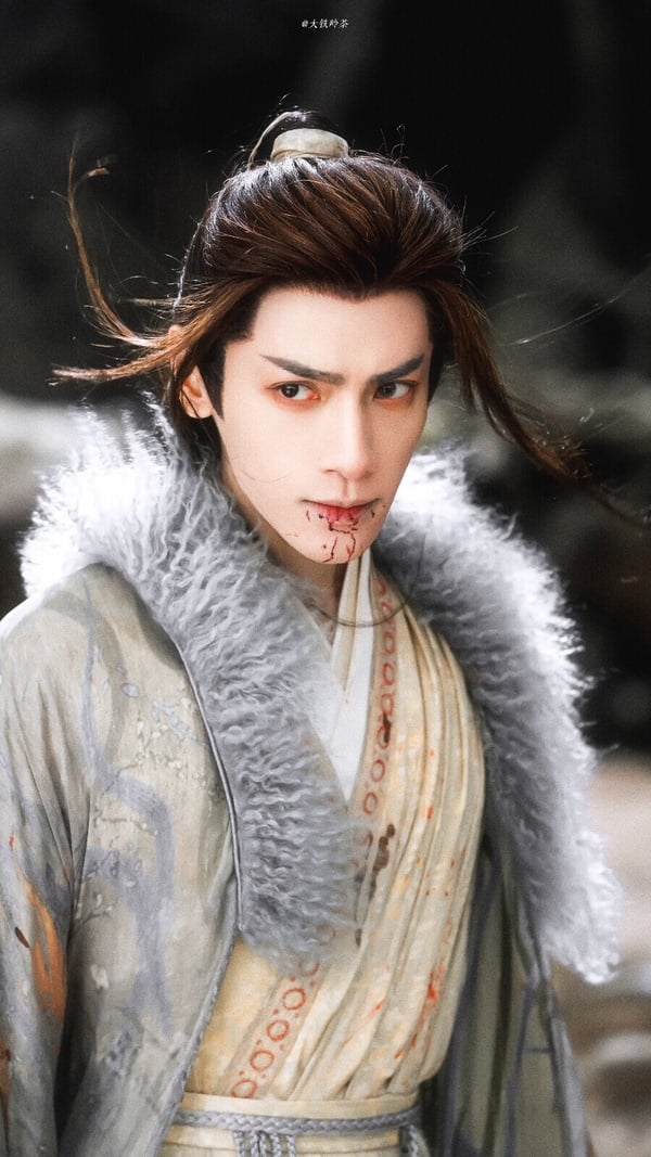 羅雲熙是很多人心中的古裝美男代表，他也常常被說穿古裝比時裝更有記憶點，羅雲熙身材偏嬌小，穿時裝比較不顯眼，但換上古裝卻是完全另一種感覺，可颯可仙可帥可美，特別適合飄逸的長髮。
